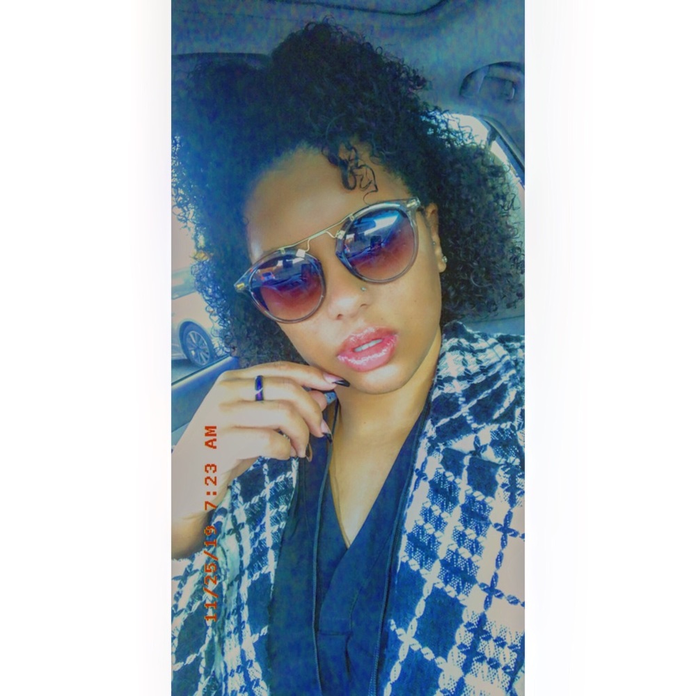 Meet your Posher, Kayla